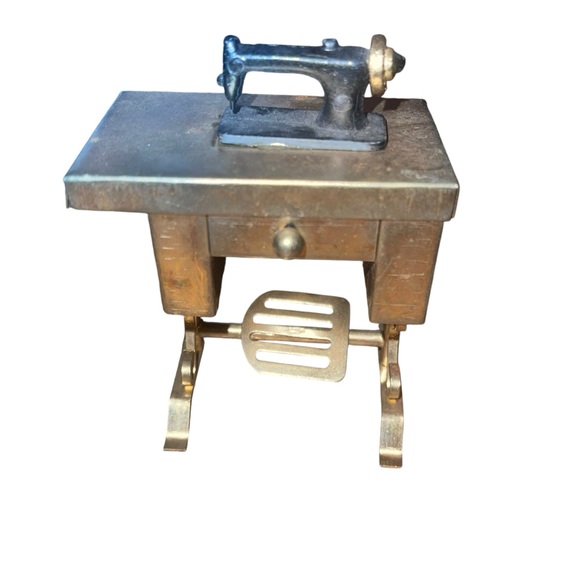 Vintage 1:12th Scale Dollhouse Miniature Metal Treadle Sewing Machine - Picture 1 of 7